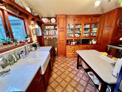 3681 Elliston St, Saanich, BC 