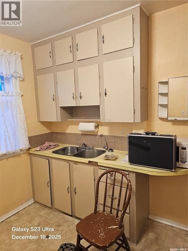 833 I Avenue N, Saskatoon, SK - Indoor Photo Showing Kitchen With Double Sink