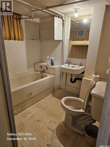 833 I Avenue N, Saskatoon, SK - Indoor Photo Showing Bathroom