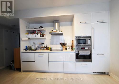 5007 - 2221 Yonge Street, Toronto, ON - Indoor Photo Showing Kitchen