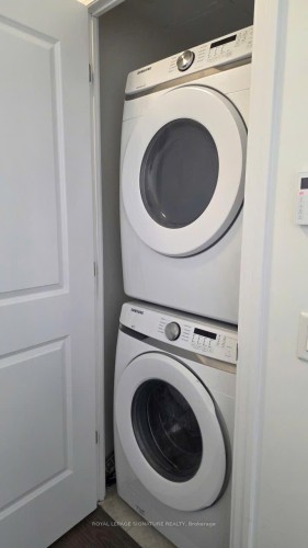 1209-9075 Jane Street, Vaughan, ON - Indoor Photo Showing Laundry Room