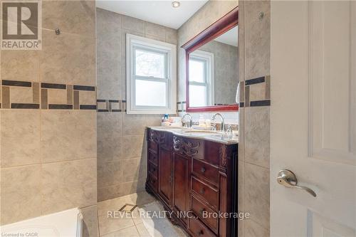 99 East 36Th Street, Hamilton, ON - Indoor Photo Showing Bathroom