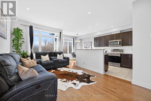 307 Ibanez Walk, Ottawa, ON - Indoor Photo Showing Living Room