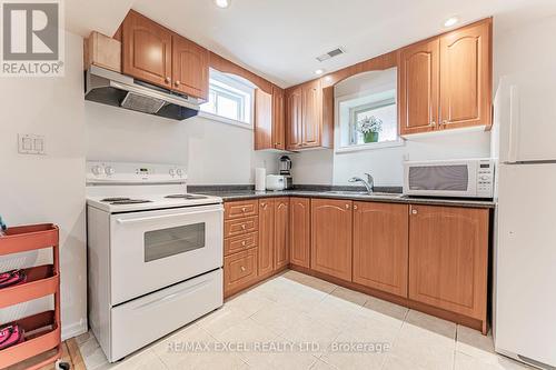 65 Falling River Drive, Richmond Hill, ON - Indoor Photo Showing Kitchen