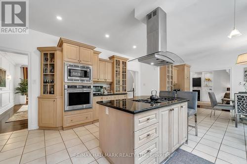 384 Kennedy Street W, Aurora, ON - Indoor Photo Showing Kitchen