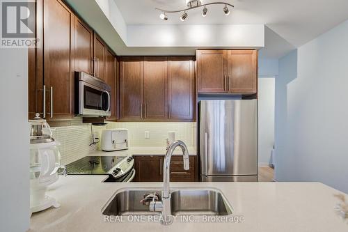 Lph08 - 55 Oneida Crescent, Richmond Hill, ON - Indoor Photo Showing Kitchen With Double Sink
