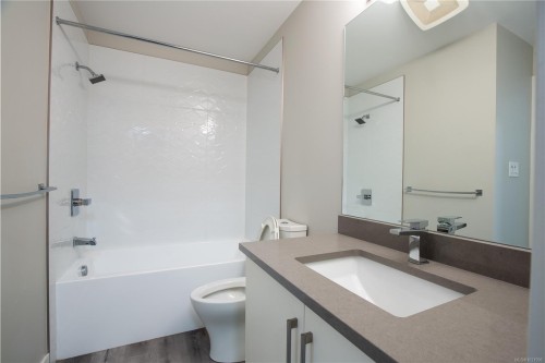 212-20 Barsby Ave, Nanaimo, BC - Indoor Photo Showing Bathroom