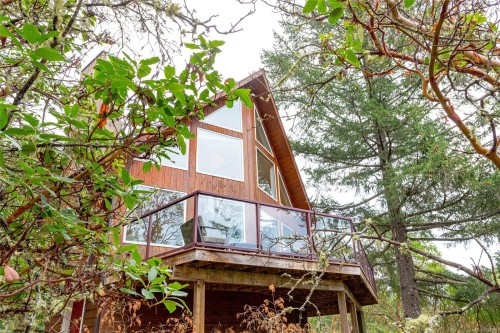 3715 Munn Rd, Highlands, BC 