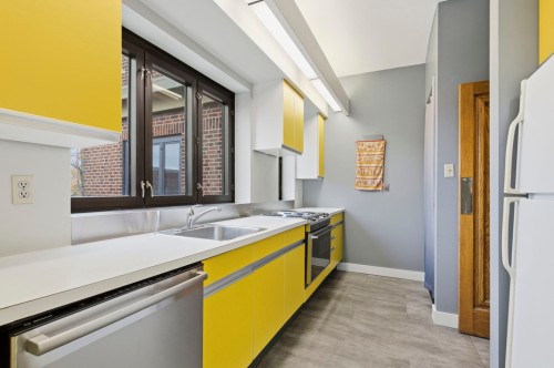 Cuisine - 2652 Rue Sherbrooke E., Montréal (Ville-Marie), QC - Indoor Photo Showing Kitchen