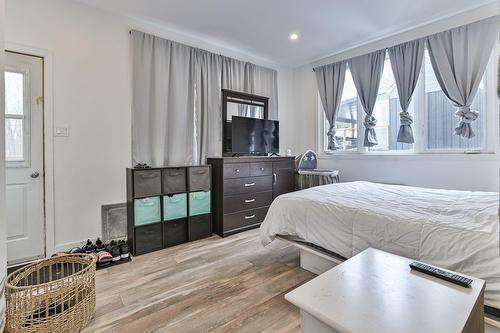 Chambre à coucher - 335  - 339 Rue Principale, Brownsburg-Chatham, QC - Indoor Photo Showing Bedroom