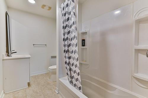 Bathroom - 335  - 339 Rue Principale, Brownsburg-Chatham, QC - Indoor Photo Showing Bathroom