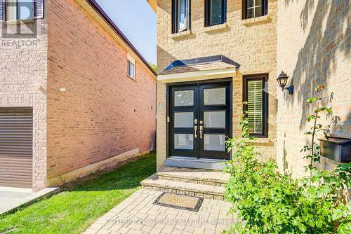 18 Park Lane Circle, Richmond Hill, ON - Outdoor