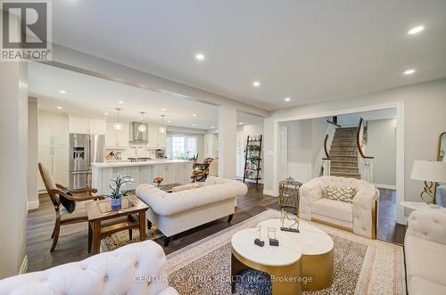 18 Park Lane Circle, Richmond Hill, ON - Indoor Photo Showing Living Room