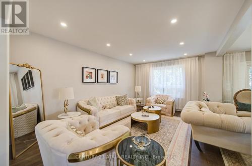18 Park Lane Circle, Richmond Hill, ON - Indoor Photo Showing Living Room