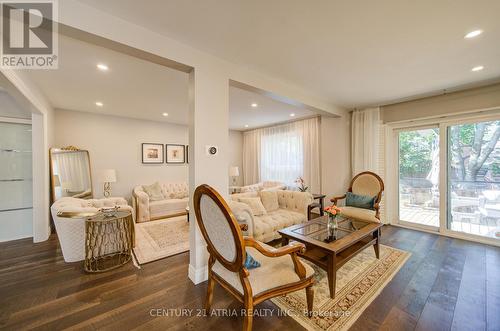 18 Park Lane Circle, Richmond Hill, ON - Indoor Photo Showing Living Room