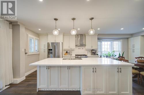 18 Park Lane Circle, Richmond Hill, ON - Indoor Photo Showing Kitchen With Upgraded Kitchen