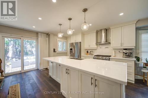 18 Park Lane Circle, Richmond Hill, ON - Indoor Photo Showing Kitchen With Double Sink With Upgraded Kitchen