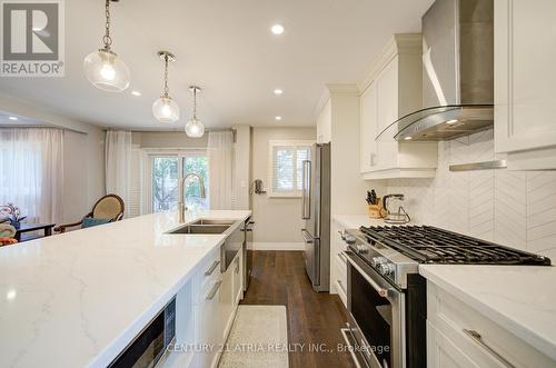 18 Park Lane Circle, Richmond Hill, ON - Indoor Photo Showing Kitchen With Double Sink With Upgraded Kitchen