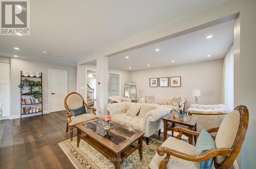 18 Park Lane Circle, Richmond Hill, ON - Indoor Photo Showing Living Room