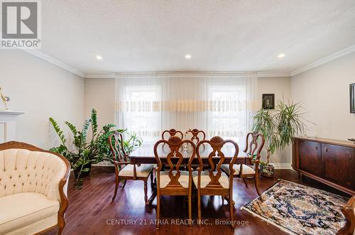18 Park Lane Circle, Richmond Hill, ON - Indoor Photo Showing Dining Room