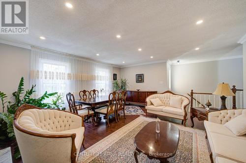 18 Park Lane Circle, Richmond Hill, ON - Indoor Photo Showing Living Room
