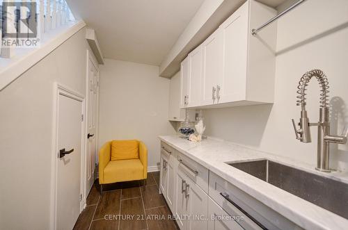 18 Park Lane Circle, Richmond Hill, ON - Indoor Photo Showing Kitchen