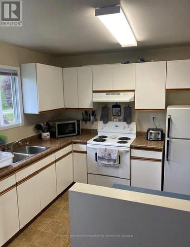 839 Stirling Avenue S, Kitchener, ON - Indoor Photo Showing Kitchen With Double Sink