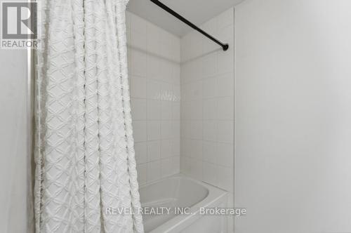 33 Barley Lane, Hamilton, ON - Indoor Photo Showing Bathroom