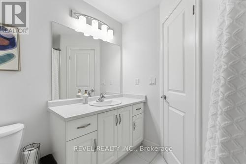 33 Barley Lane, Hamilton, ON - Indoor Photo Showing Bathroom