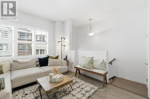 33 Barley Lane, Hamilton, ON - Indoor Photo Showing Living Room