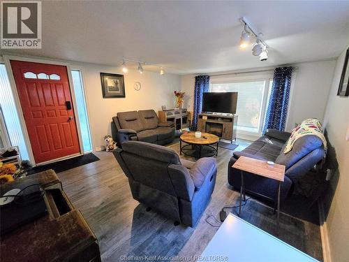 74 Sunnyside Avenue, Chatham, ON - Indoor Photo Showing Living Room