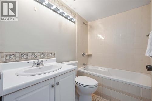 10 Derby Lane Unit# 1204, Sarnia, ON - Indoor Photo Showing Bathroom