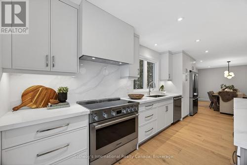 111 Patricia Drive, Blue Mountains, ON - Indoor Photo Showing Kitchen With Upgraded Kitchen