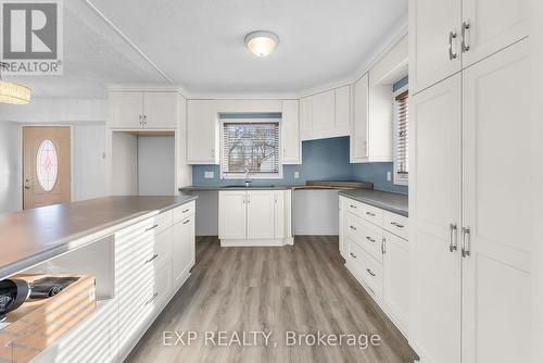 5932 Carlton Avenue, Niagara Falls (Dorchester), ON - Indoor Photo Showing Kitchen