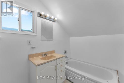 5932 Carlton Avenue, Niagara Falls (Dorchester), ON - Indoor Photo Showing Bathroom