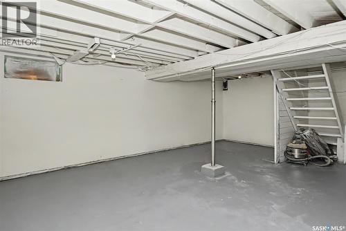 22 Elizabeth Crescent, Regina, SK - Indoor Photo Showing Garage