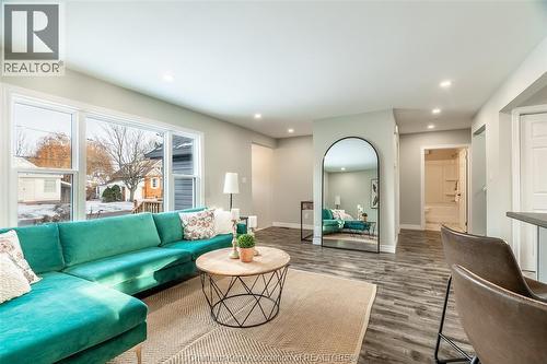 38 Mary Street, Chatham, ON - Indoor Photo Showing Living Room