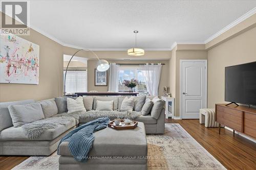 45 Ferndale Drive #211 Barrie - 211 - 45 Ferndale Drive S, Barrie, ON - Indoor Photo Showing Living Room