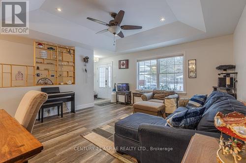 206 Oriole Crescent, Petawawa, ON - Indoor Photo Showing Living Room