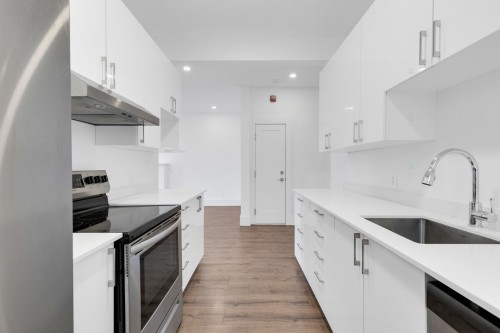 Kitchen - 29-5235 Ch. De La Côte-St-Luc, Montréal (Côte-Des-Neiges/Notre-Dame-De-Grâce), QC - Indoor Photo Showing Kitchen With Upgraded Kitchen