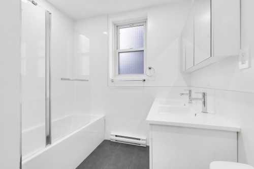 Bathroom - 29-5235 Ch. De La Côte-St-Luc, Montréal (Côte-Des-Neiges/Notre-Dame-De-Grâce), QC - Indoor Photo Showing Bathroom