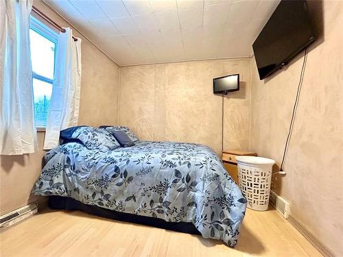 1252 5 Street, Brandon, MB - Indoor Photo Showing Bedroom