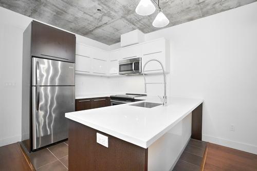 Kitchen - 806-1199 Rue Bishop, Montréal (Ville-Marie), QC - Indoor Photo Showing Kitchen With Stainless Steel Kitchen With Upgraded Kitchen