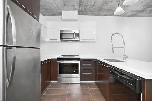 Cuisine - 806-1199 Rue Bishop, Montréal (Ville-Marie), QC - Indoor Photo Showing Kitchen With Stainless Steel Kitchen With Upgraded Kitchen