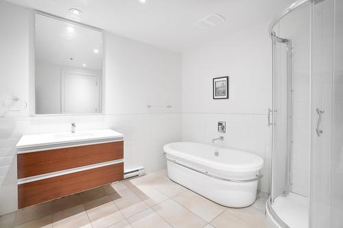 Bathroom - 806-1199 Rue Bishop, Montréal (Ville-Marie), QC - Indoor Photo Showing Bathroom