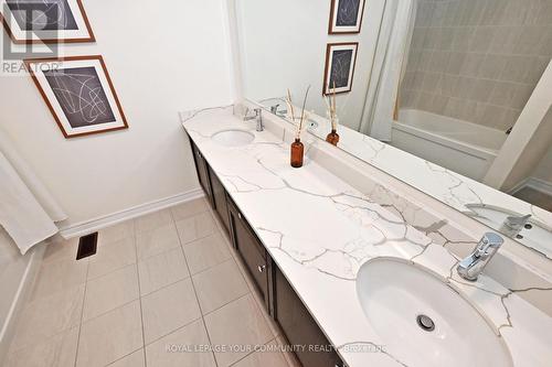 double sinks in main bathroom - 311 Silk Twist Drive, East Gwillimbury, ON - Indoor Photo Showing Bathroom