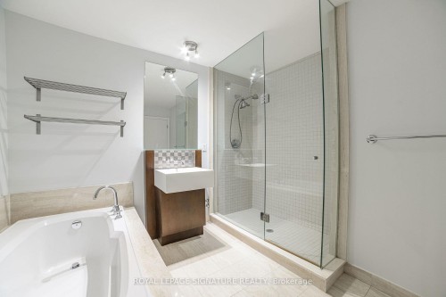 402-11 Soho Street, Toronto, ON - Indoor Photo Showing Bathroom