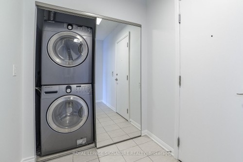 402-11 Soho Street, Toronto, ON - Indoor Photo Showing Laundry Room