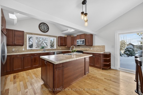 5555 Mount Albert Road, East Gwillimbury, ON - Indoor Photo Showing Kitchen With Double Sink