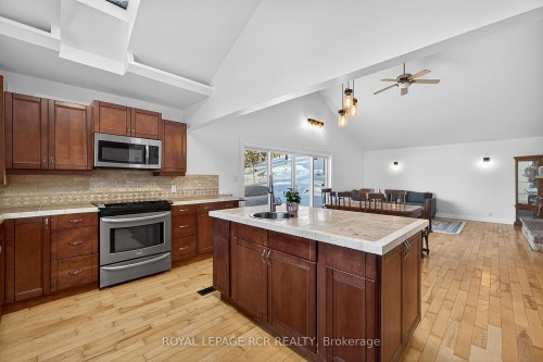 5555 Mount Albert Road, East Gwillimbury, ON - Indoor Photo Showing Kitchen